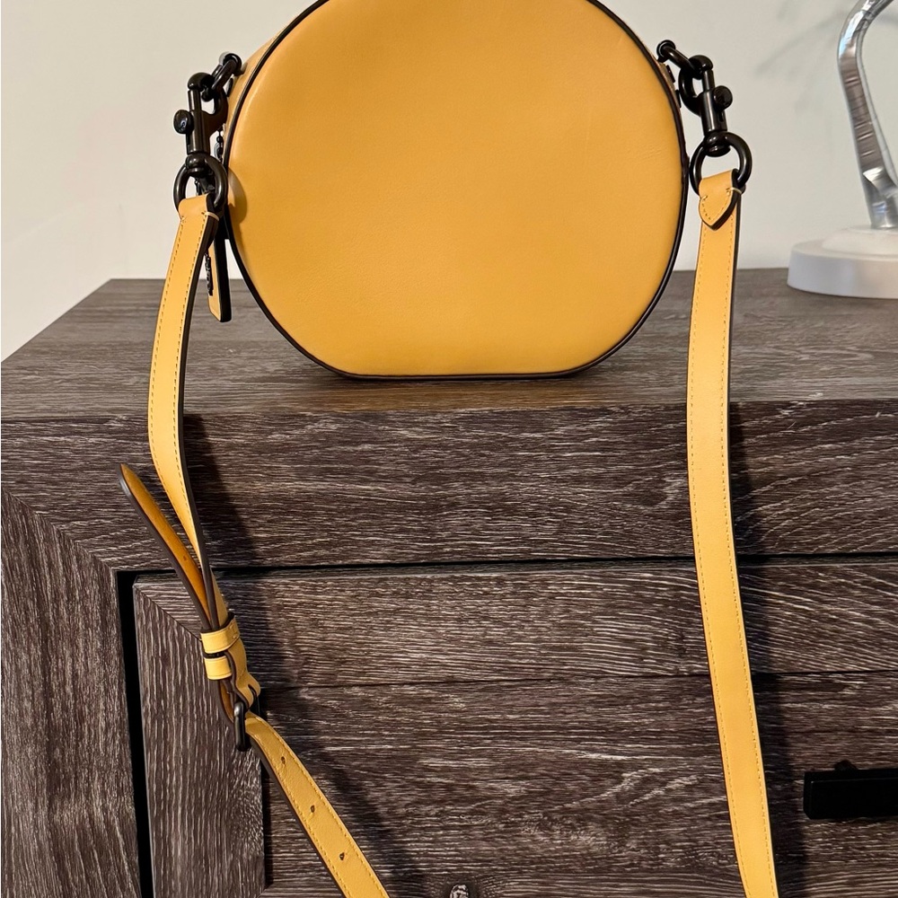 Coach CanteeN Leather Crossbody
Honeycomb Yellow EXCELLENT CONDITION - Picture 2 of 4
